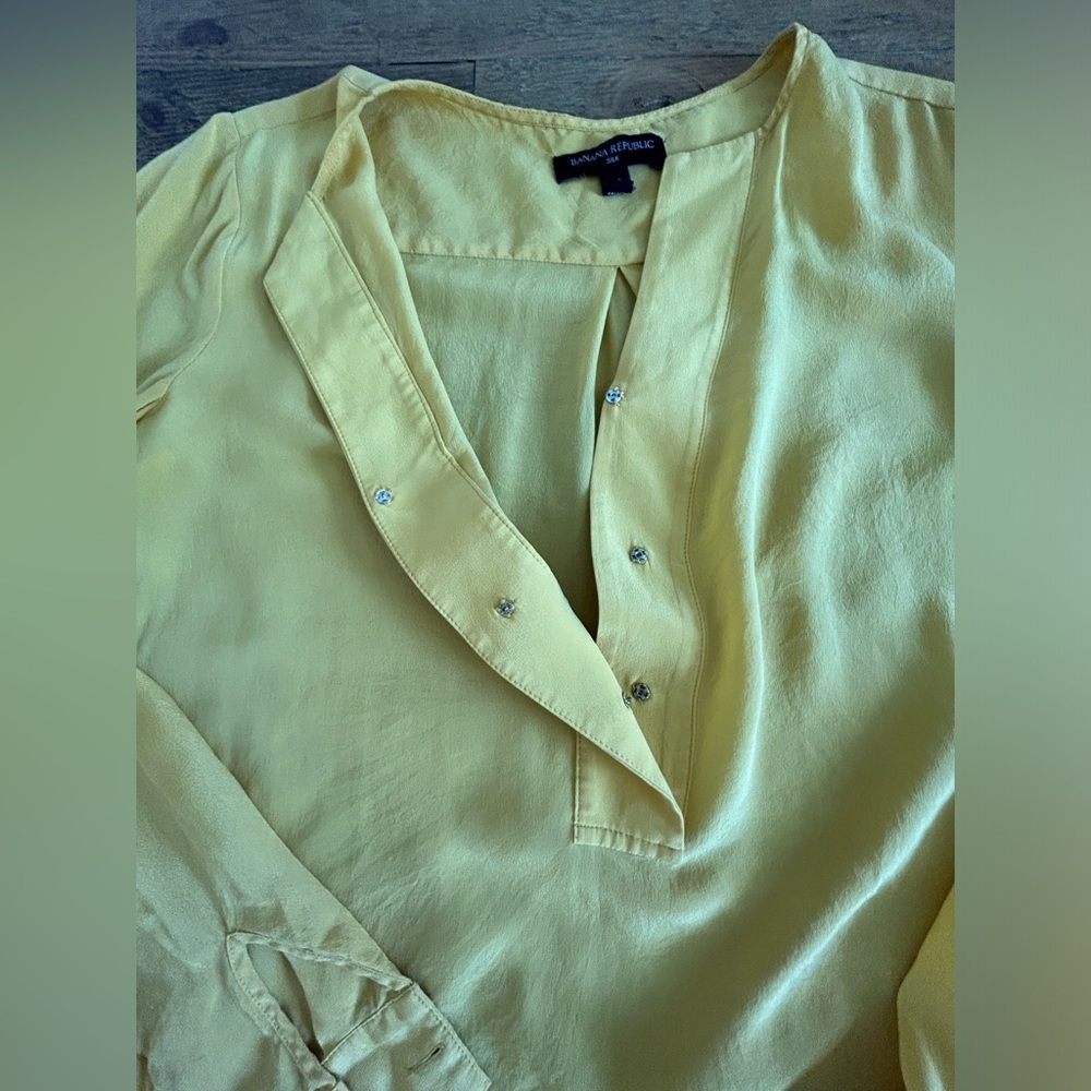 💖5 for $50💖BANANA REPUBLIC 100% silk pintuck yellow tunic top Business Casual - Picture 4 of 9